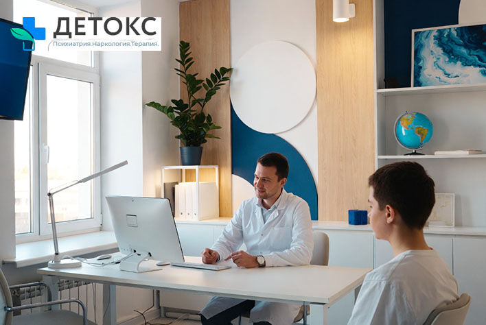Специалист оказывает наркологическую помощь несовершеннолетнему пациенту